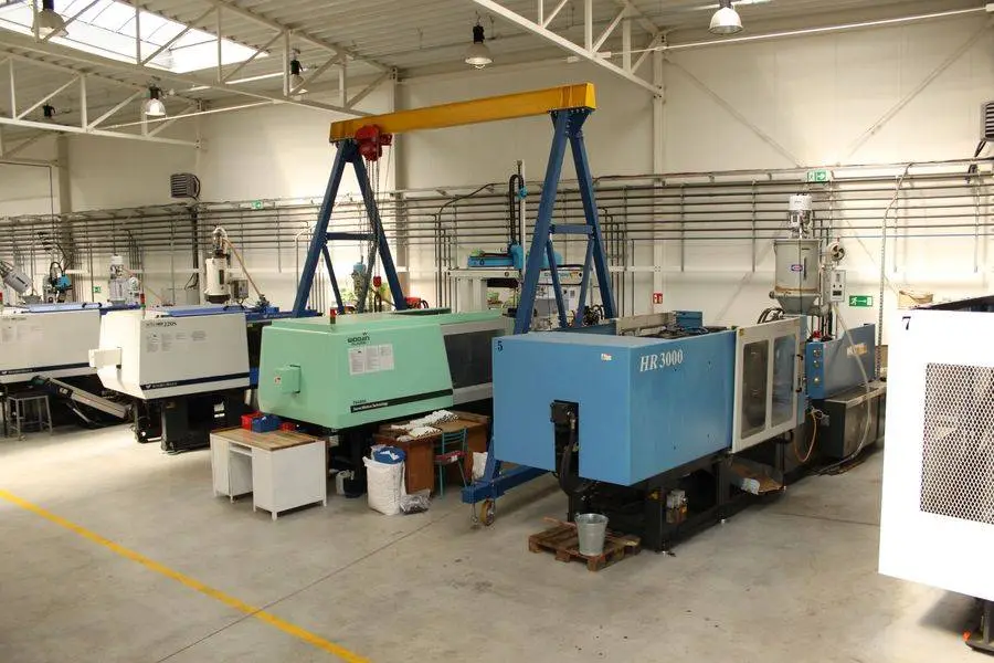 IMTechnology factory hall with injection molding machines