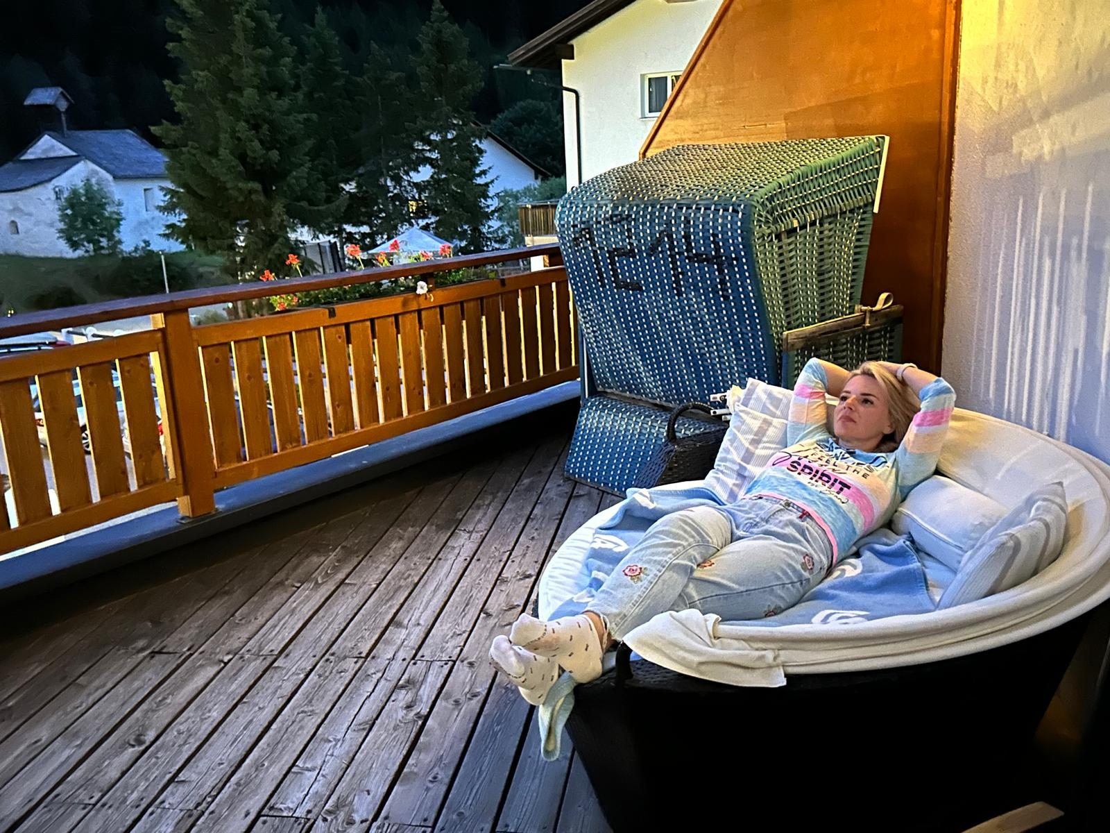 Ania odpoczywa na leżance na tarasie.