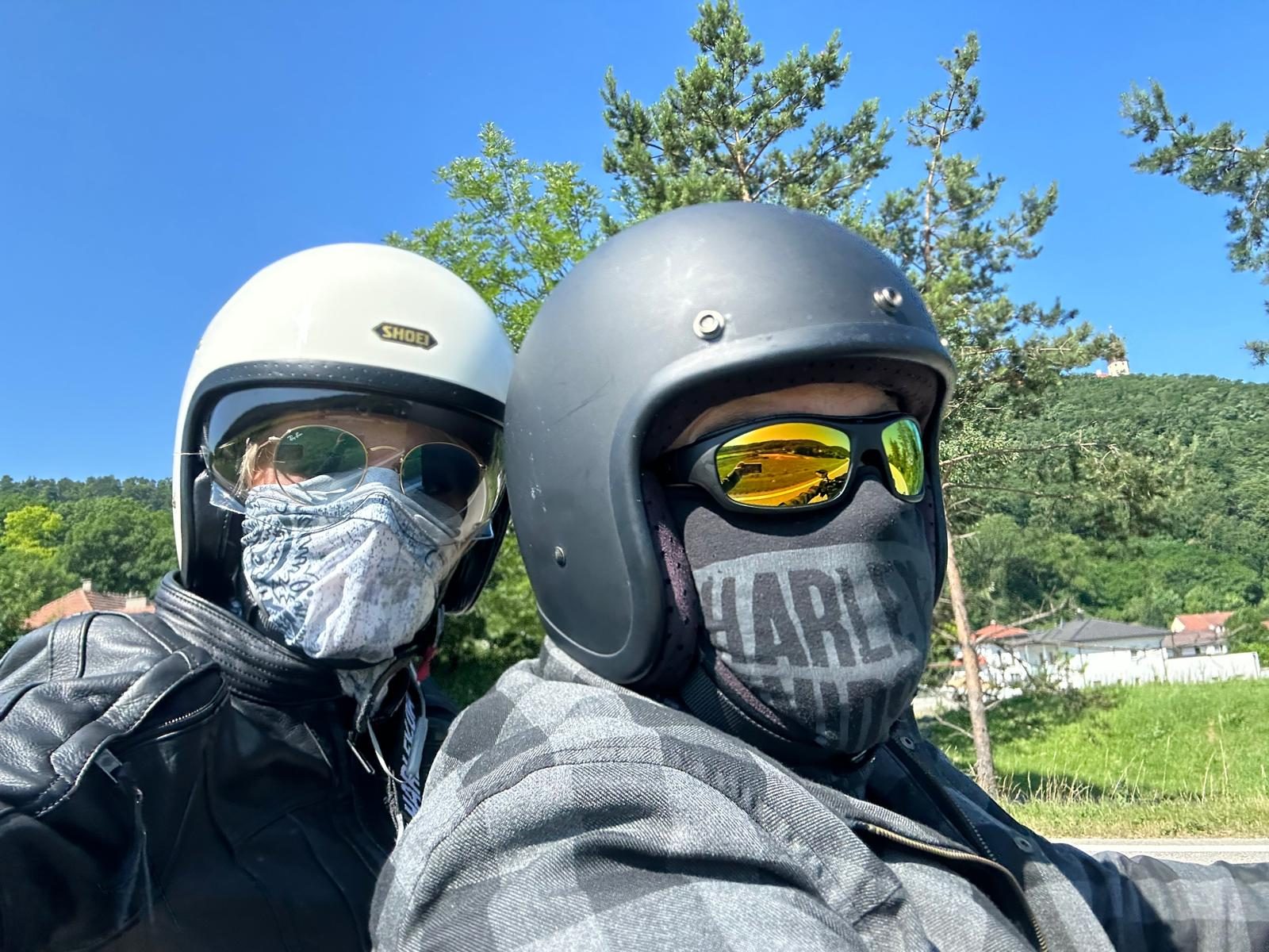 Ania i Paweł jadą razem na motocyklu.