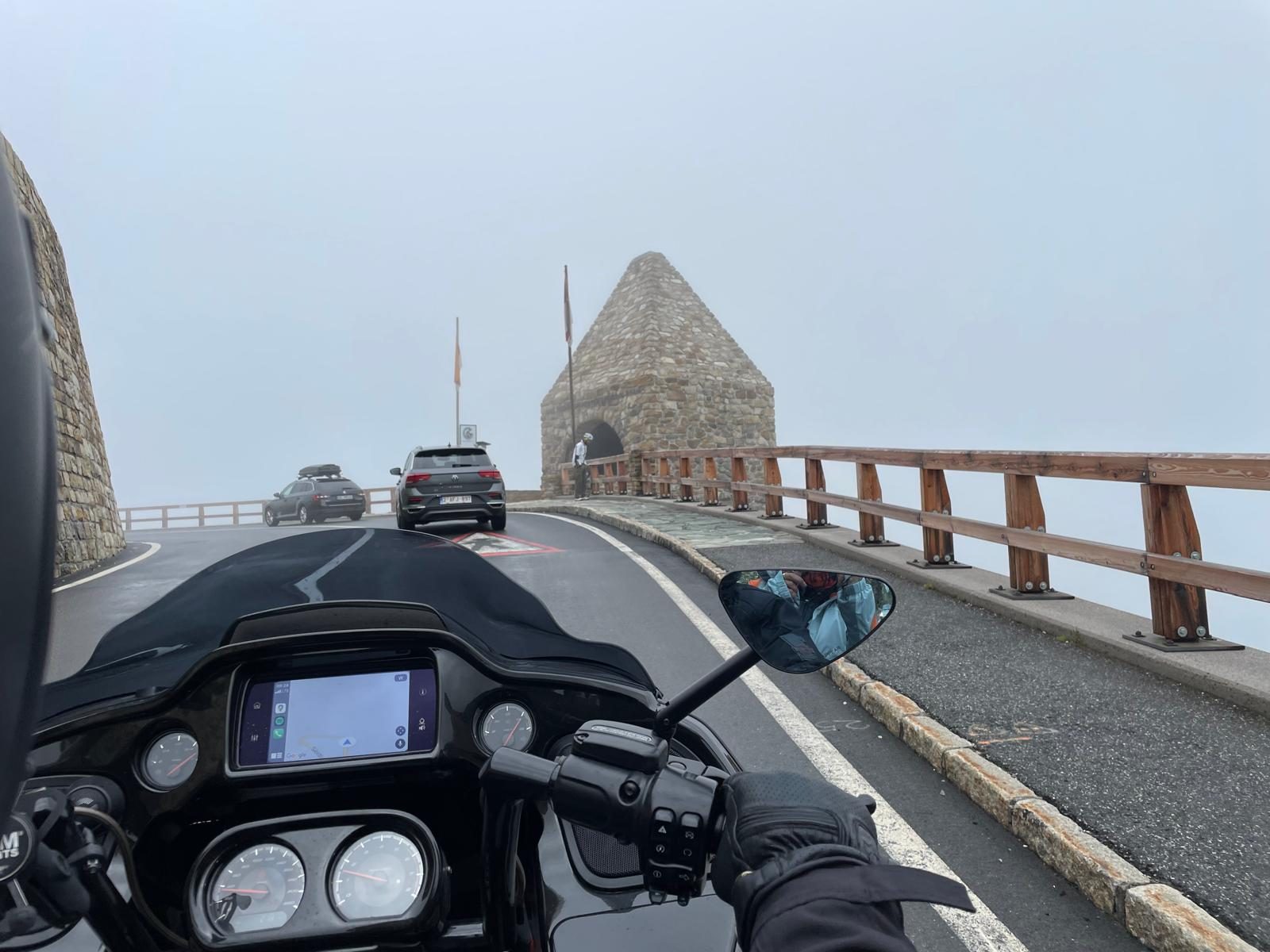 Paweł na motocyklu Harley-Davidson na drodze.