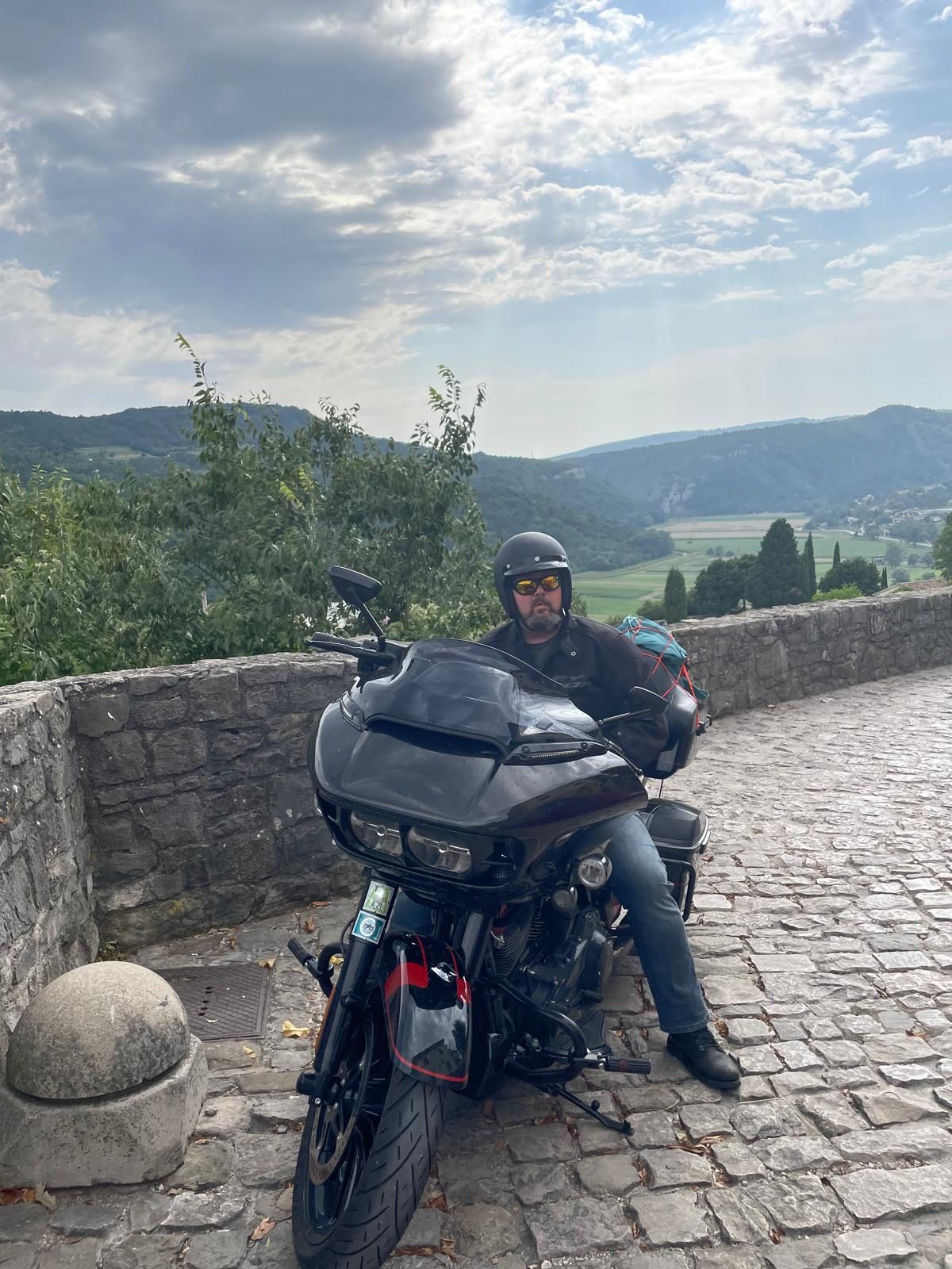 Paweł siedzi na motocyklu Harley-Davidson.