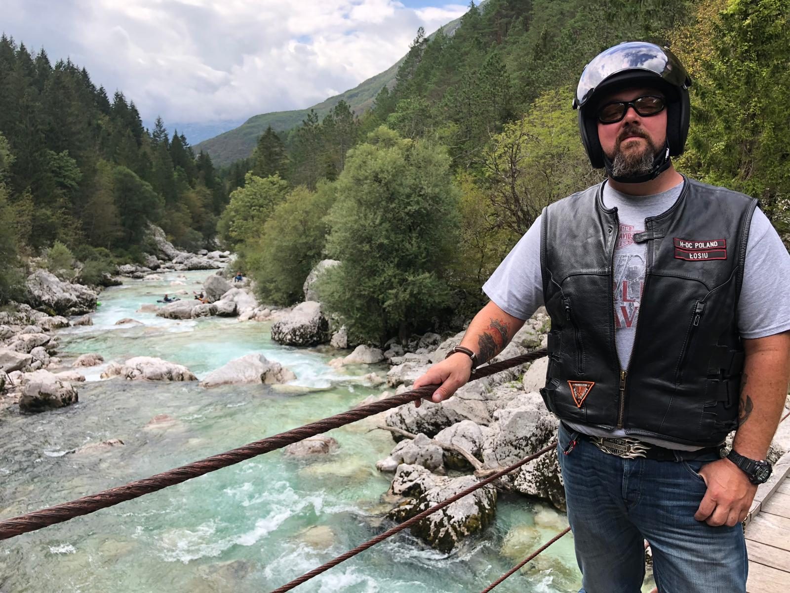 Paweł zdejmuje kask motocyklowy.